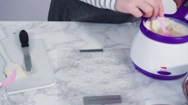 Erimiş çikolatayı kar taneleri şeklinde plastik çikolata kalıbına dönüştürmüş..