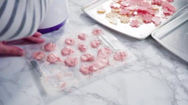 Erimiş çikolatayı kar taneleri şeklinde plastik çikolata kalıbına dönüştürmüş..