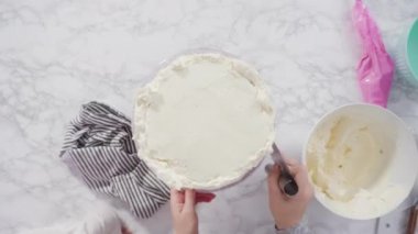 Uzun beyaz yuvarlak pasta süslemesi.