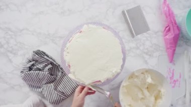 Uzun beyaz yuvarlak pasta süslemesi.