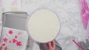 Uzun beyaz yuvarlak pasta süslemesi.