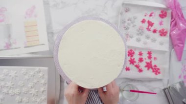 Uzun beyaz yuvarlak pasta süslemesi.