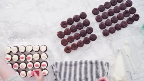 Liten Flicka Hjälper Till Att Dekorera Mini Choklad Muffins Med — Stockvideo
