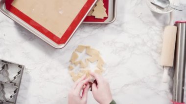  Şekerli kurabiye hamurundan Noel kurabiyeleriyle şekiller kesiyorum..