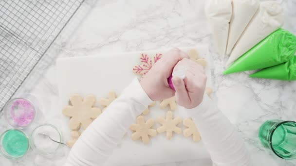 Icing Kerstsuiker Koekjes Met Koninklijke Glazuur — Stockvideo