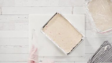 Ev yapımı şekerleme paketleri küçük hediye paketlerine konuyor..