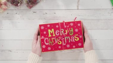 Ev yapımı şekerleme paketleri küçük hediye paketlerine konuyor..