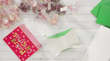 Ev yapımı şekerleme paketleri küçük hediye paketlerine konuyor..