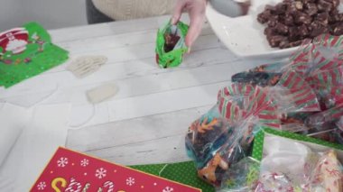 Ev yapımı şekerleme paketleri küçük hediye paketlerine konuyor..