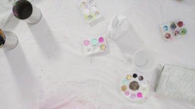 Küçük kız COVID-19 salgınında evde uzaktan öğrenim için sanat projesi üzerinde çalışıyor..