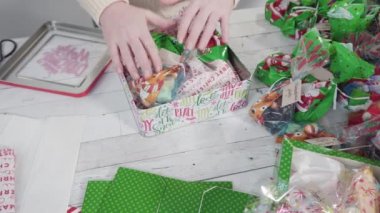 Ev yapımı şekerleme paketleri küçük hediye paketlerine konuyor..