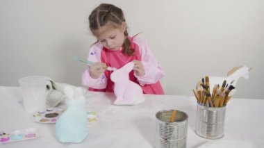 Küçük kız COVID-19 salgınında evde uzaktan öğrenim için sanat projesi üzerinde çalışıyor..