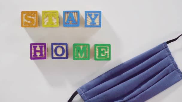 Stay Home Skylt Anslagstavlan Med Hemmagjord Ansiktsmask — Stockvideo