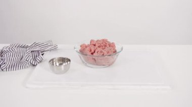 Bardak karıştırma kabında klasik sığır etli rulo köfte tarifi karışımı..