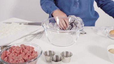 Bardak karıştırma kabında klasik sığır etli rulo köfte tarifi karışımı..