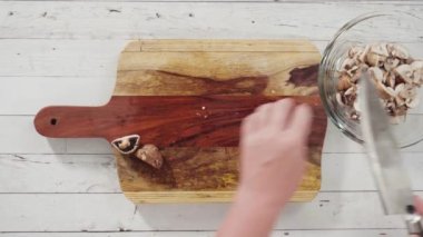 Ağaç kesme tahtasında organik bella mantarı kesiyorum..