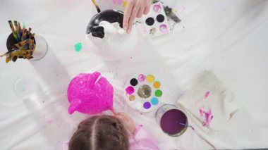 Cadılar Bayramı için akrilik boyalı balkabağı boyama.