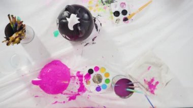 Cadılar Bayramı için akrilik boyalı balkabağı boyama.