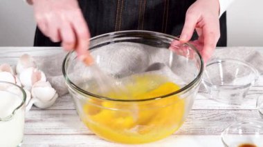 Cam kasede yumurta karıştırıyorum.