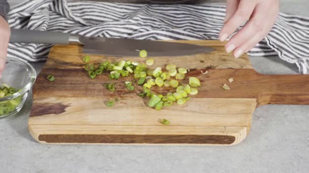 在木板上切有机绿色洋葱 — 图库视频影像