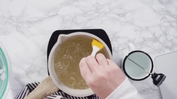 Zucchero Caramellante Una Piccola Pentola Sopra Piccola Stufa Elettrica — Video Stock