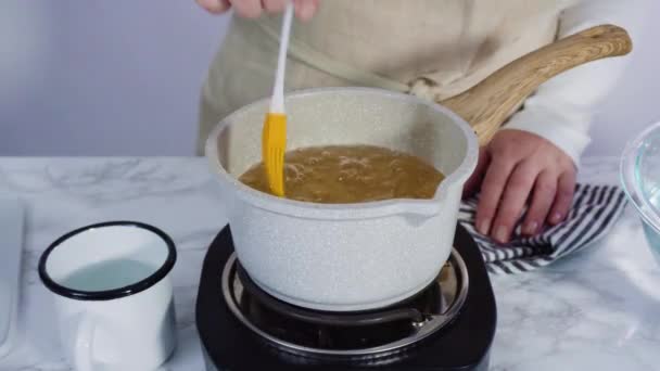 Azúcar Caramelizante Una Olla Pequeña Sobre Pequeña Estufa Eléctrica — Vídeos de Stock