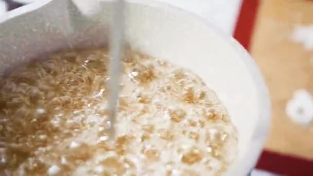 Zahăr Caramelizant Într Oală Mică Gătit Deasupra Sobei Electrice Mici — Videoclip de stoc