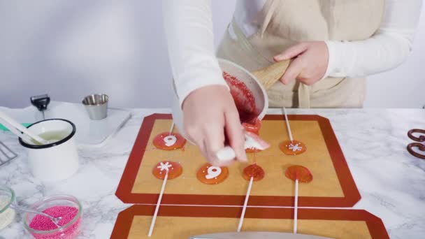 집에서 롤리팝을 만들기 위하여 실리콘 캐러멜 설탕을 뿌린다 — 비디오
