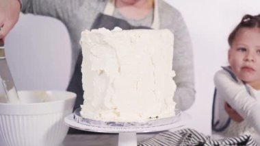 Beyaz İtalyan kremalı yuvarlak funfetti keki yapıyorum..