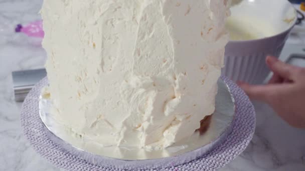 Dokonywanie Okrągłe Funfetti Ciasto Białym Włoskim Lukrem Maślanym — Wideo stockowe