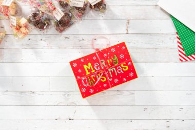 Düz yatıyordu. Hediyeler için ev yapımı zencefilli ekmek ve şeker Noel kurabiyeleri paketliyorum..