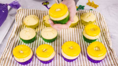 Adım adım. Mardi Gras kutlaması için kremalı İtalyan kremalı vanilyalı kek..