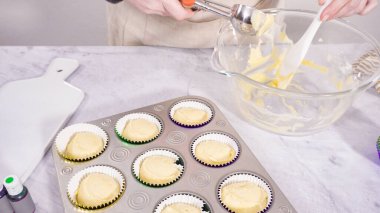 Adım adım. Vanilyalı Mardi Gras keki pişirmek için kek hamurunu folyoya batırıyorum..