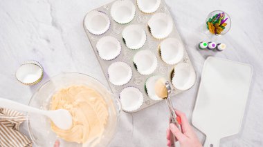 Düz yatıyordu. Adım adım. Vanilyalı Mardi Gras keki pişirmek için kek hamurunu folyoya batırıyorum..