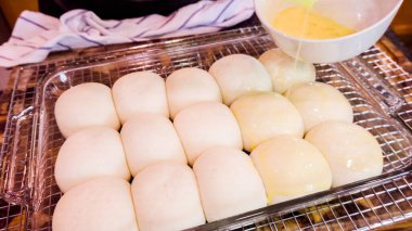 Ev yapımı yemek rulolarını cam tavada pişirmek..