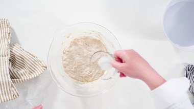 Düz yatıyordu. Tarçınlı rulo pişirmek için elle hamur örüyorum..