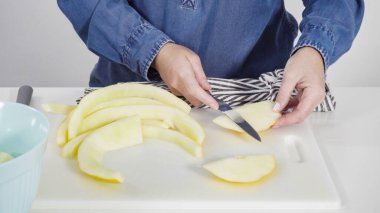 Adım adım. Beyaz kesme tahtasında kaygan altın çiğ taneli kavun.