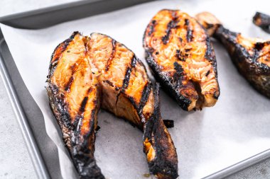 Parşömen kağıdıyla ızgara somon bifteği..