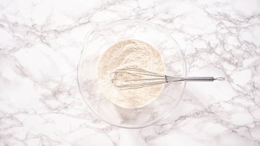 Düz yatıyordu. Adım adım. Mini krep gevreğinin malzemelerini karıştırıyorum..