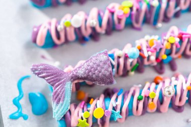 Deniz kızı çikolata çubukları pembe ve mor çikolata serpiştirilmiş ve serpiştirilmiş..