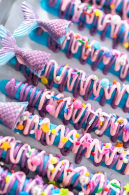 Deniz kızı çikolata çubukları pembe ve mor çikolata serpiştirilmiş ve serpiştirilmiş..
