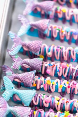 Deniz kızı çikolata çubukları pembe ve mor çikolata serpiştirilmiş ve serpiştirilmiş..