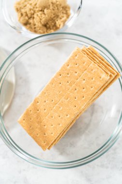 Kek pişirmek için cam karıştırma kabındaki malzemeler..