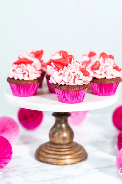 Pastelitos Terciopelo Rojo Con Glaseado Crema Mantequilla Italiana Rosa Decora — Foto de Stock