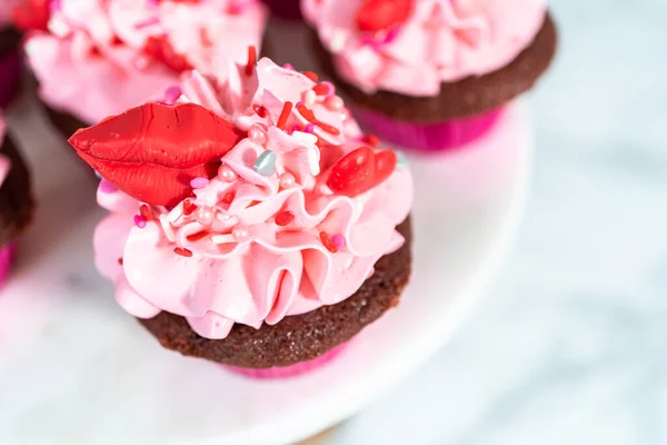 Cupcakes Velours Rouge Avec Glaçage Crème Beurre Italienne Rose Décore — Photo
