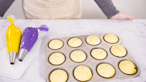 Adım adım. Mardi Gras kutlaması için kremalı İtalyan kremalı vanilyalı kek..