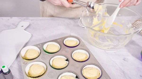 Adım adım. Vanilyalı Mardi Gras keki pişirmek için kek hamurunu folyoya batırıyorum..