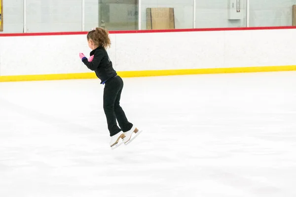 Kleine Eiskunstläuferin Übt Ihre Elemente Beim Morgendlichen Eiskunstlauf Training — Stockfoto