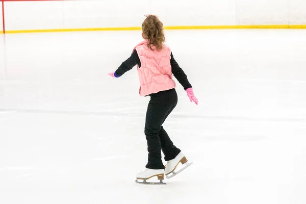 Kleine Eiskunstläuferin Übt Ihre Elemente Beim Morgendlichen Eiskunstlauf Training — Stockfoto