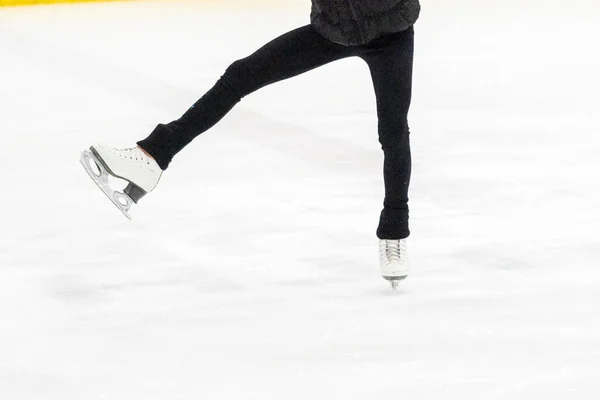 Vista Dos Pés Patinador Artístico Prática Patinação Artística — Fotografia de Stock